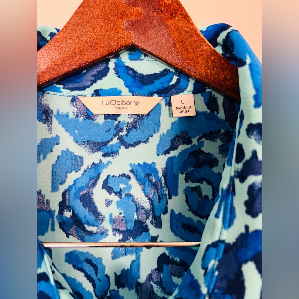 Liz Claiborne Sleeveless Button-Down Top – L | Blue Leopard Print | Flowy Fit - Picture 3 of 13